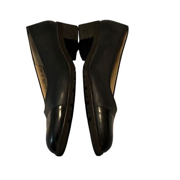 Salvatore Ferragamo navy pump size 8, narrow - Picture 4 of 5